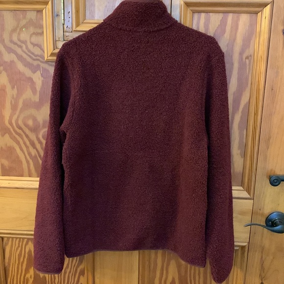 NWT Patagonia reclaimed fleece pull over in dark ruby - Picture 5 of 6
